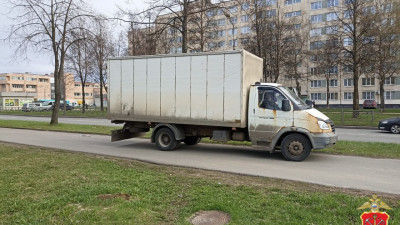 В Колпино «ГАЗ» сбил пенсионерку на тротуаре