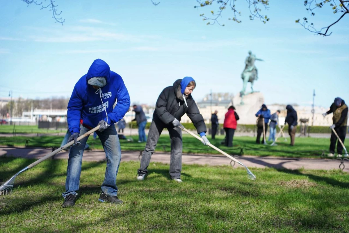 Молодогвардейцы провели эко-рейд по зеленым территориям города - tvspb.ru