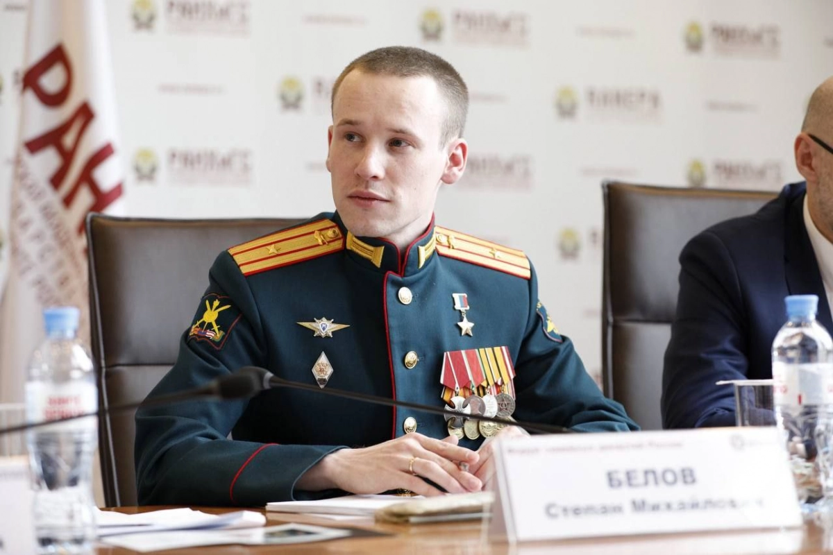 Герой России, участник программы «Время героев» Степан Белов выступил перед участниками Форума семейных династий России - tvspb.ru