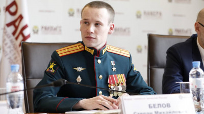 Герой России, участник программы «Время героев» Степан Белов выступил перед участниками Форума семейных династий России