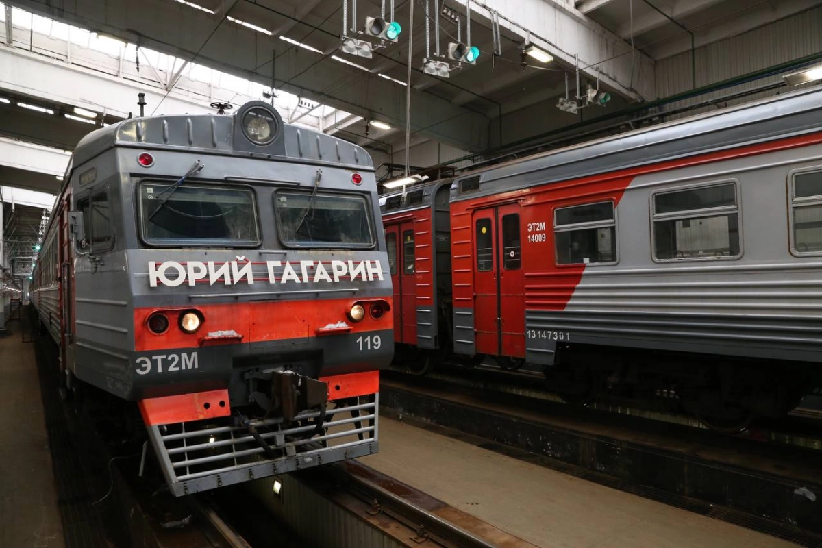 «Юрий Гагарин». Именной электропоезд вышел на линию в День космонавтики - tvspb.ru