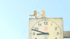 Чтобы ангелу было не скучно: на часах на Австрийской площади появилась новая композиция