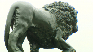 Как новые: знаменитые львы вернулись на Адмиралтейскую набережную после серьёзной реставрации