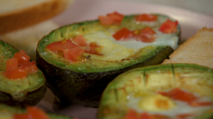 Готовим с REDMOND. Запечённое авокадо с перепелиным яйцом и сыром