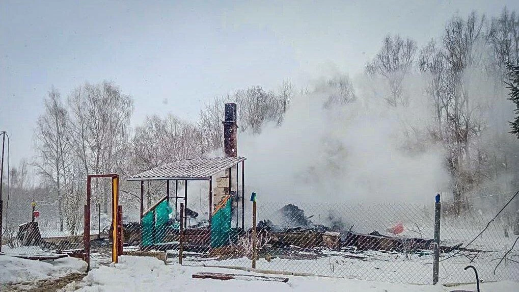 Под Смоленском дом сгорел дотла из-за мокрого снега - tvspb.ru