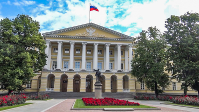 Александр Беглов поздравил избранных Почетными гражданами Санкт-Петербурга ветеранов Елену Тихомирову, Зиновия Меркина и Василия Волобуева