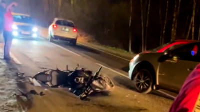 Мотоциклист столкнулся с легковушкой на Аннинском шоссе