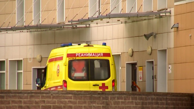 Петербуржец рассказал, что его избили и сбросили из окна квартиры на третьем этаже