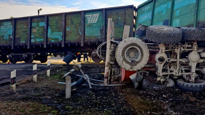 Грузовой поезд в Ленобласти врезался на переезде в грузовик: водитель погиб