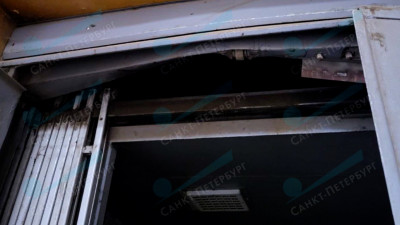 Рабочего насмерть раздавило лифтом в магазине на улице Косыгина