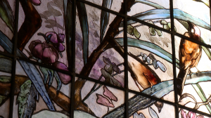 Хрупкие и яркие произведения искусства из разноцветных стекол. Витражи способны раскрасить серую петербургскую погоду