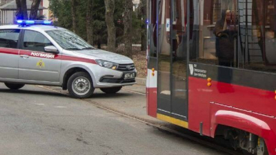 Стрелял подросток, выстрел был случайным: что известно об инциденте в трамвае на Энгельса