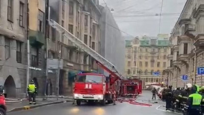 Пожар в двух квартирах в центре Петербурга на площади 100 квадратных метров потушили