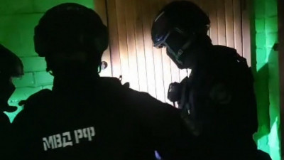 В Петербурге задержали двоих мужчин, подозреваемых в нападении на полицейских на Ивановской улице