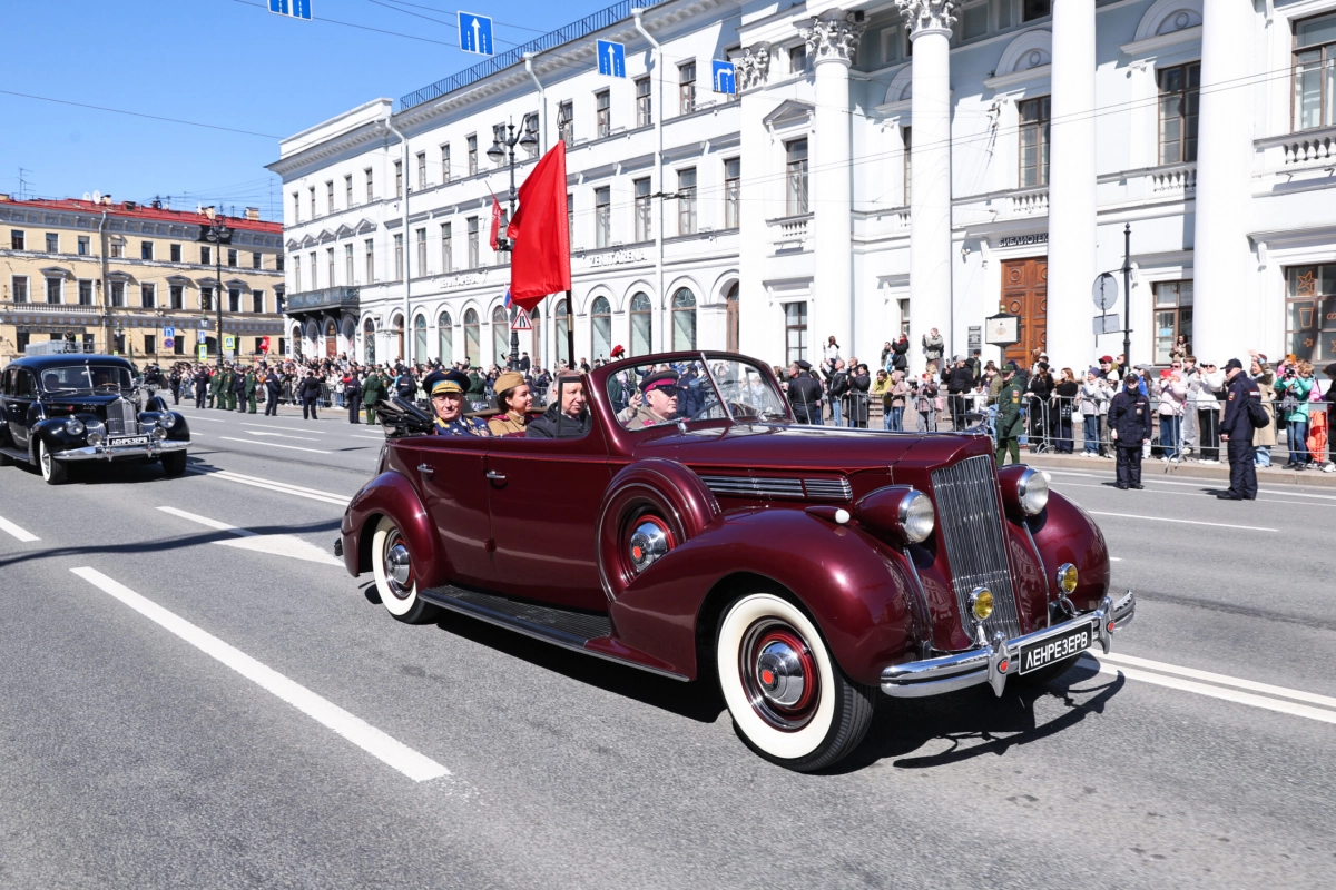 Александр Беглов: Пробег ретроавтомобилей по Невскому проспекту с ветеранами, блокадниками и участниками СВО – символ преемственности поколений - tvspb.ru