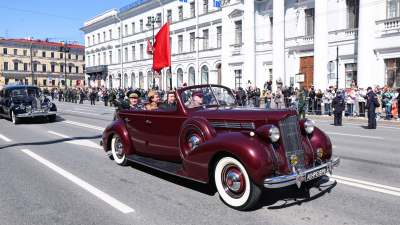 Александр Беглов: Пробег ретроавтомобилей по Невскому проспекту с ветеранами, блокадниками и участниками СВО – символ преемственности поколений