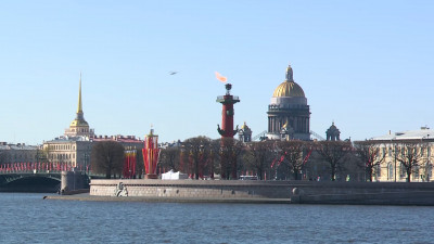 В День Победы в Петербурге зажглись факелы Ростральных колонн