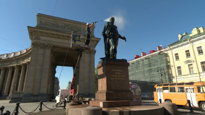 В Петербурге почистили памятники Кутузову и Барклаю-де-Толли у Казанского собора