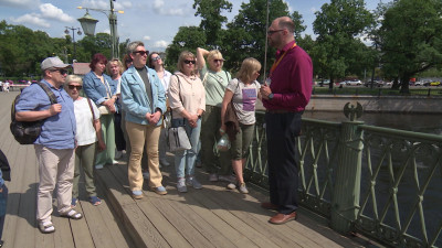 В Петербурге начался летний туристический сезон: чем гиды удивляют гостей Северной столицы
