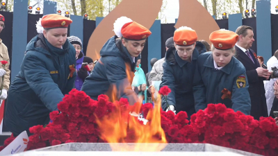 «Храним огонь Победы»: в Невском районе на мемориале «Журавли» впервые зажгли Вечный огонь