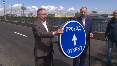 Александр Беглов открыл Троицкий мост после капремонта