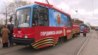 В честь 80-летия Великой Победы от проспекта Стачек отправился трамвай с ансамблем песни и пляски ЛенВО