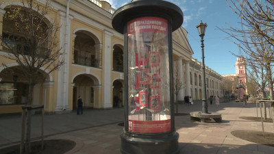 У Гостиного двора появились детские рисунки, посвященные Великой Победе