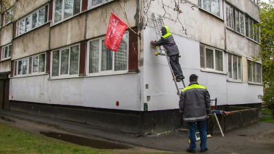 На домах петербургских фронтовиков установили именные таблички к 9 мая