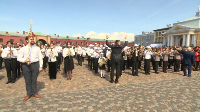 На Соборной площади Петропавловской крепости прошел второй парад духовых детско-юношеских оркестров
