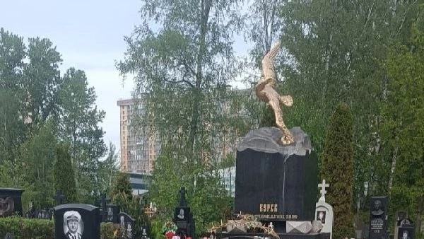 Петербуржец, покрасивший мемориал экипажу подлодки «Курск», стал фигурантом уголовного дела - tvspb.ru