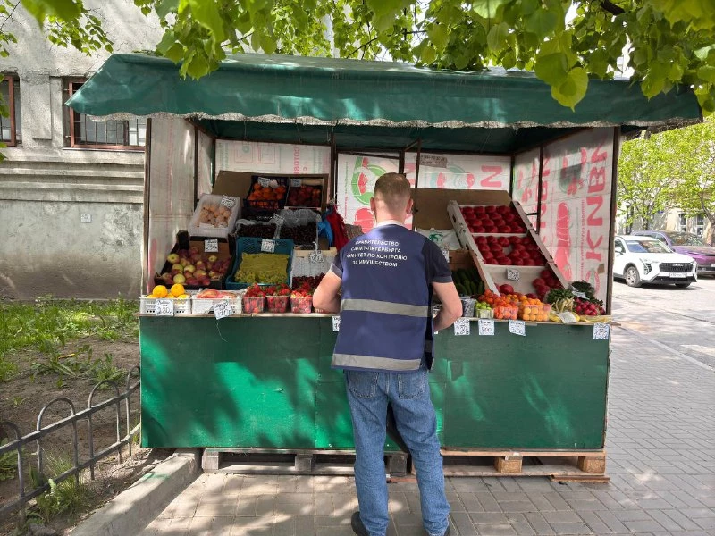 Более 200 случаев незаконной торговли пресекли в Петербурге за май - tvspb.ru