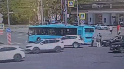 На Гаккелевской улице автобус сбил коляску с ребёнком