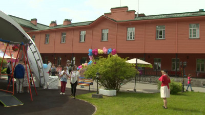 Петербургскому хоспису для детей и взрослых исполнилось 15 лет: Александр Беглов вручил учреждению сертификат на покупку аппарата ИВЛ