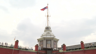 В Петропавловской крепости торжественно подняли гюйс: церемонию посвятили 25-летию возрождения традиции