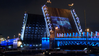 В Петербурге открылся новый сезон «Поющих мостов»