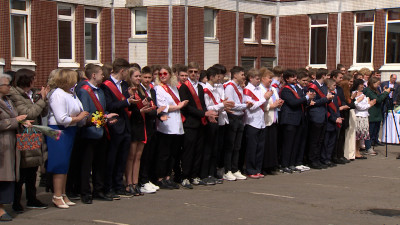 Александр Беглов поздравил 27 тысяч петербургских выпускников с последним звонком