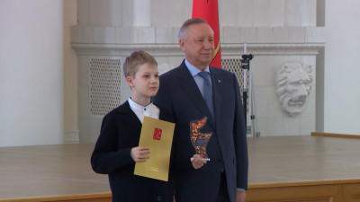 Александр Беглов вручил премии Правительства Санкт-Петербурга юным талантам из городских школ искусств и их наставникам