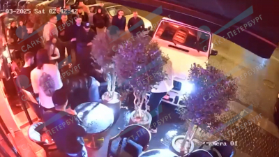 У кафе на улице Рубинштейна автомобиль выехал на тротуар и сбил мужчину