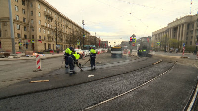 На Московском проспекте специалисты продолжают укладку литого асфальта в зоне трамвайных путей