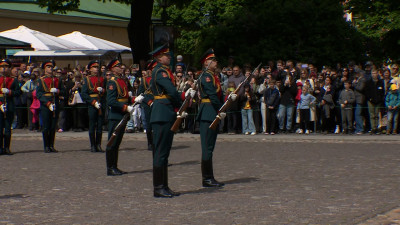 На площади Нарышкина бастиона прошла первая в этом году церемония развода караулов