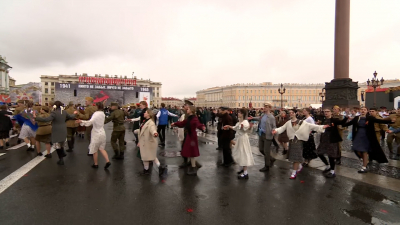 Ровно 1945 человек стали участниками бала Победы на Дворцовой площади