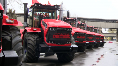 В канун дня Победы Петербургский тракторный завод провел марш техники собственного производства