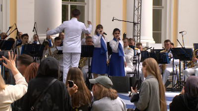 В парке Каменноостровского дворца прошел концерт «Флот и дети»