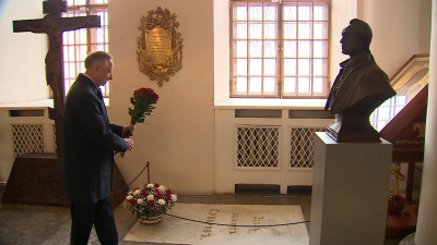 Александр Беглов возложил цветы к надгробию А. В. Суворова в Благовещенском храме Александро-Невской лавры