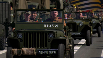 Ветераны на ретротехнике проехали по Невскому проспекту – теперь петербуржцы готовятся к шествию «Бессмертного полка»