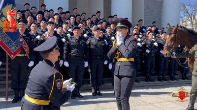 Полицейский-кавалерист сделал предложение своей коллеге на праздновании Дня Победы в самом сердце Петербурга