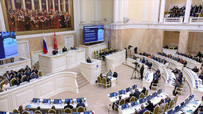 Александр Беглов: Отдельная большая задача, стоящая перед городом — ремонт и реставрация школьных зданий в историческом центре