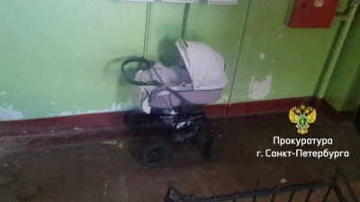 Петербурженка бросила полуторагодовалую дочку в подъезде, чтобы выпить после ссоры с мужем