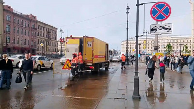 На Лиговском проспекте случился потоп из-за трубы, повреждённой при земляных работах