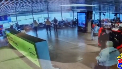 Охранник магазина в Пулково сдал в стол находок дамскую сумочку, предварительно вынув оттуда деньги